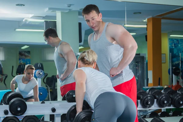 Erkek ve kadın spor salonunda antrenman ör — Stok fotoğraf