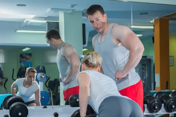 Man en vrouw opgeleid in de sportschool — Stockfoto