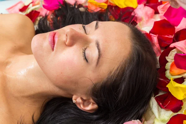 Jeune femme recevant un masque facial — Photo