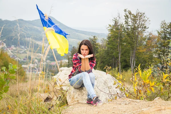 在山顶有乌克兰国旗上的女人 — 图库照片
