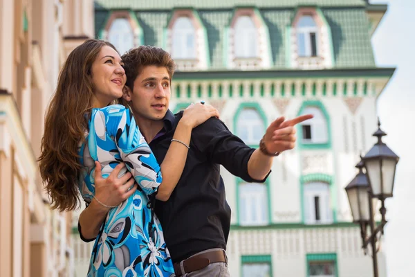 Pareja enamorada, abrazándose en la calle — Foto de Stock