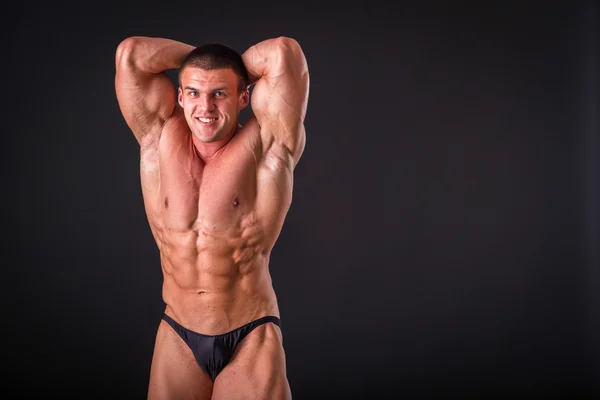 Μυώδης άνδρας bodybuilder — Φωτογραφία Αρχείου