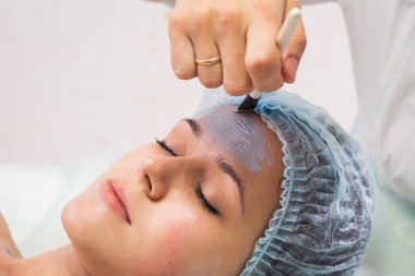 yüz maskesi uygulamak için kadın terapist