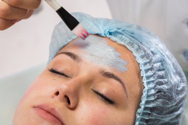 yüz maskesi uygulamak için kadın terapist