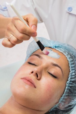yüz maskesi uygulamak için kadın terapist
