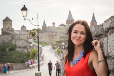 Eski kale duvara esmer kız