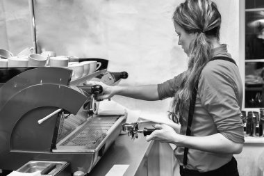 Kız yapar kahve kullanarak kahve makinesi.