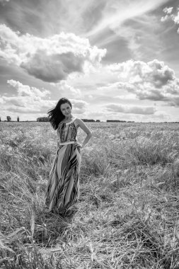 Yaz alanında genç kadın