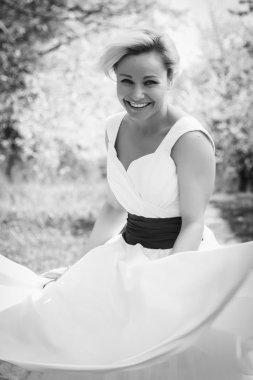 Bahar bahçe beyaz elbiseli sarışın