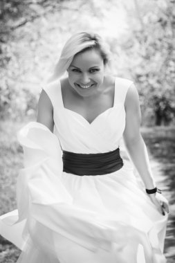 Bahar bahçe beyaz elbiseli sarışın