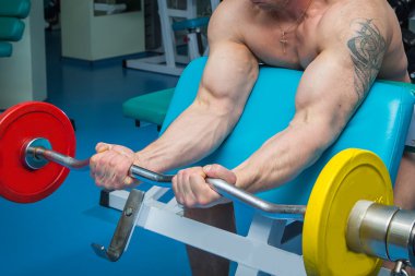 Spor salonunda çalışan adam.