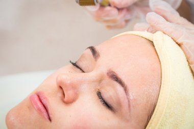 Şevval Özçelik Güzellik Dermaroller yordam gerçekleştirir