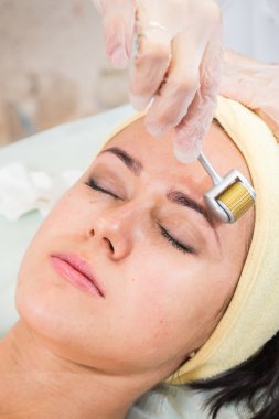 Şevval Özçelik Güzellik Dermaroller yordam gerçekleştirir