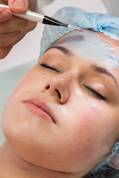 Terapeut gäller ansiktsmask för kvinna — Stockfoto
