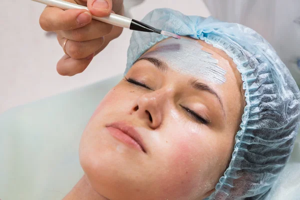 Terapista Applicare Maschera Viso alla Donna — Foto Stock