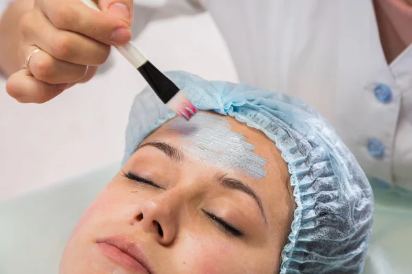 Yüz maskesi uygulamak için kadın terapist — Stok fotoğraf