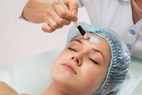 Terapista Applicare Maschera Viso alla Donna — Foto Stock