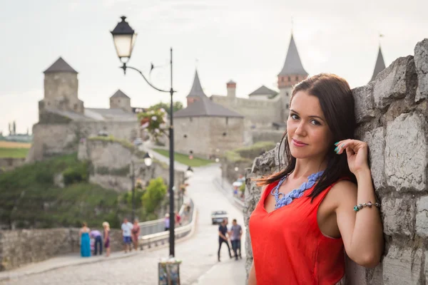 Brunette fille contre vieux château mur — Photo