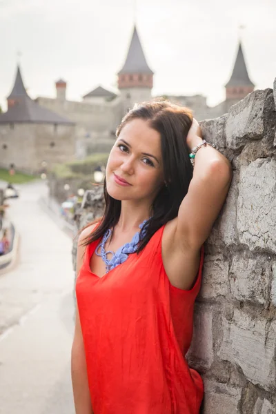 Brunette fille contre vieux château mur — Photo