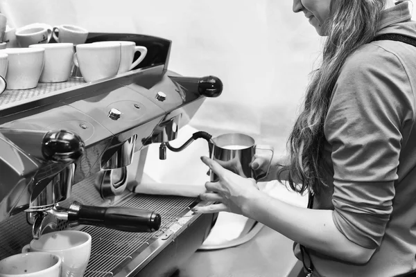 Flickan gör kaffe med kaffe maskin. — Stockfoto