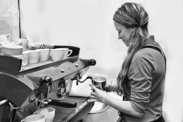 Menina faz café usando máquina de café . — Fotografia de Stock