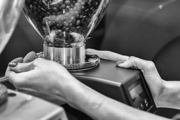 Girl makes coffee using coffee machine. — Stock Photo, Image