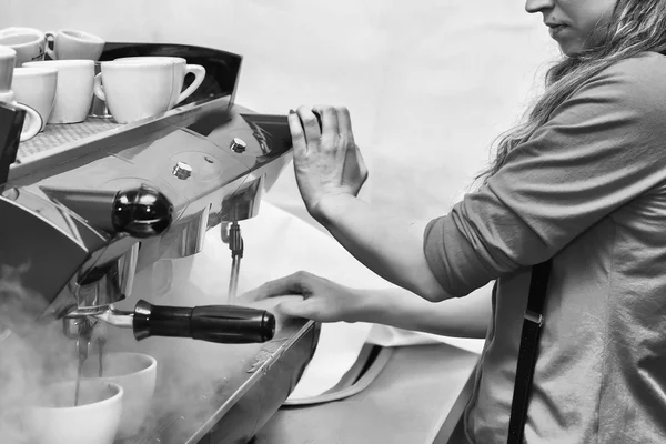 Menina faz café usando máquina de café . — Fotografia de Stock