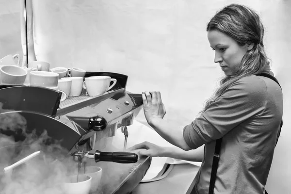 Menina faz café usando máquina de café . — Fotografia de Stock