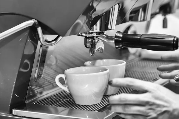 Kız yapar kahve kullanarak kahve makinesi.