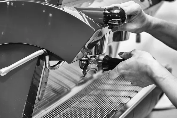 Mädchen kocht Kaffee mit Kaffeemaschine. — Stockfoto