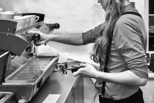 Dziewczyna sprawia, że kawa przy użyciu kawy maszyny. — Zdjęcie stockowe