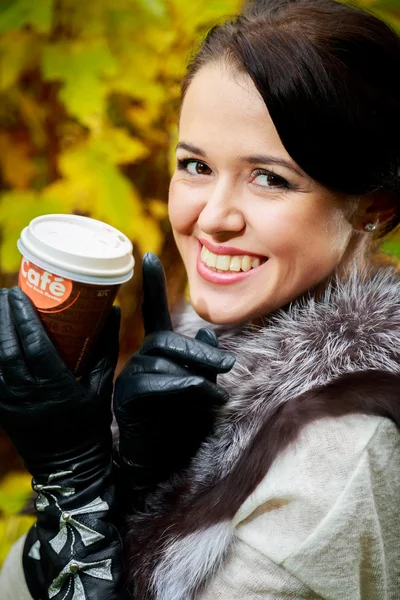 Девушка на улице с кофе — стоковое фото