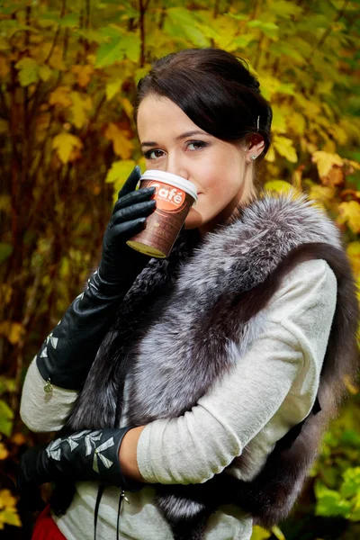 Menina na rua com up de café — Fotografia de Stock