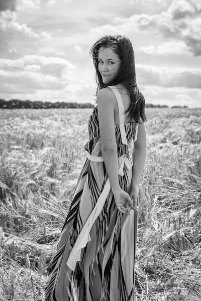 Yaz alanında genç kadın