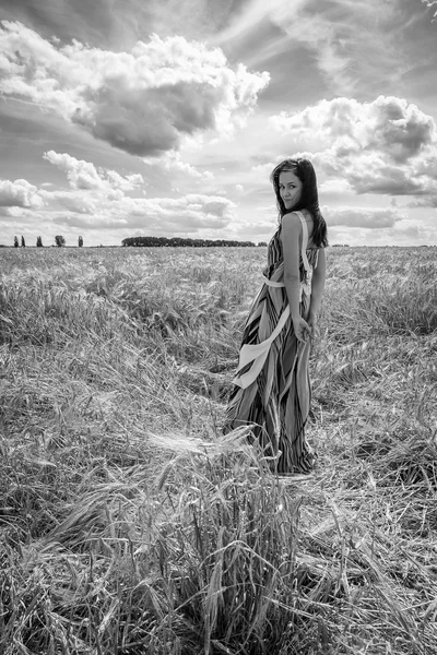 Yaz alanında genç kadın