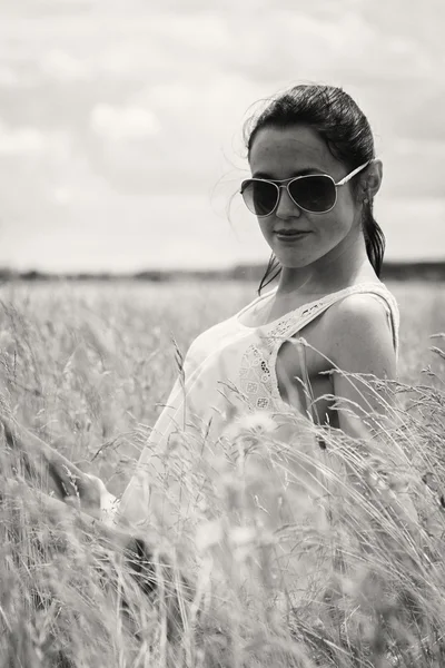 Молода жінка в літньому полі — стокове фото