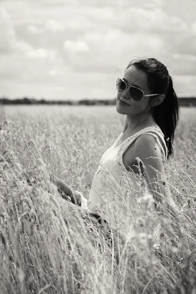 Jonge vrouw op het gebied van de zomer — Stockfoto