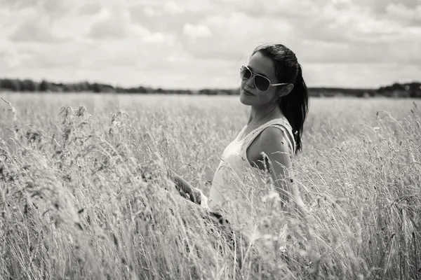 Jeune femme dans le champ d'été — Photo