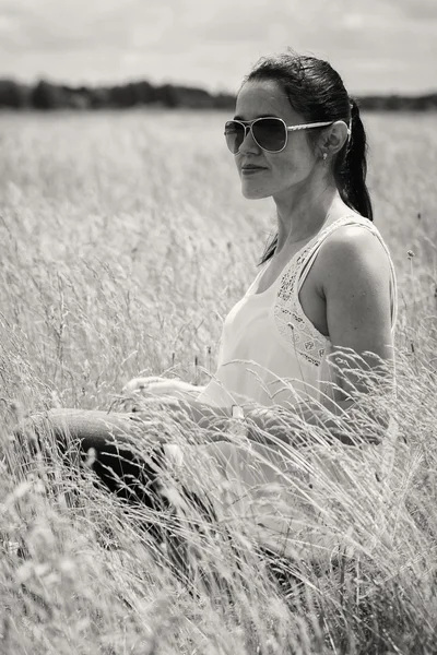 Jonge vrouw op het gebied van de zomer — Stockfoto