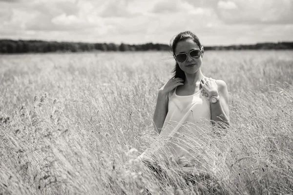 Mladá žena v poli letní — Stock fotografie