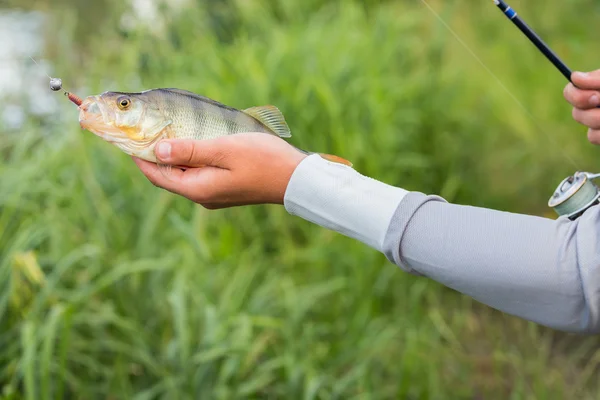 Pescatore che tiene in mano un trespolo — Foto Stock