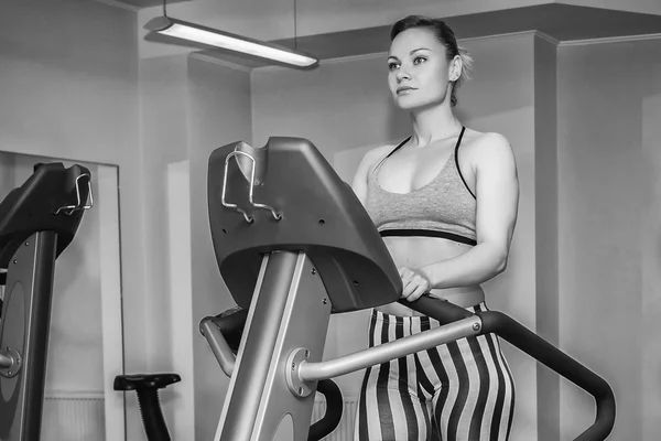 Woman stands on the track simulator — Stock Photo, Image