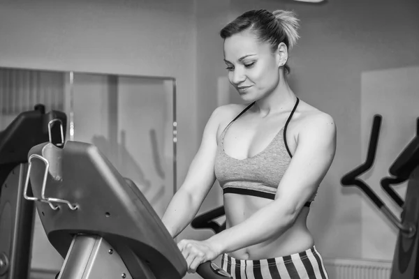 Vrouw staat op de track-simulator — Stockfoto