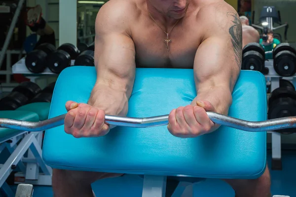 Uomo che lavora in palestra — Foto Stock