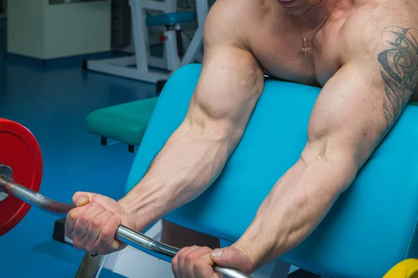 Hombre haciendo ejercicio en el gimnasio —  Fotos de Stock