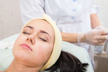 Şevval Özçelik Güzellik Dermaroller yordam gerçekleştirir