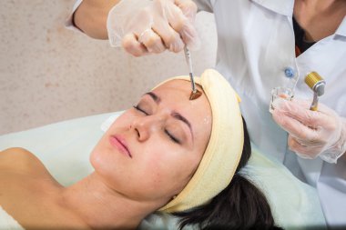 Şevval Özçelik Güzellik Dermaroller yordam gerçekleştirir