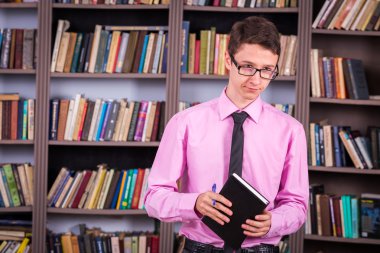 Öğrenci holding Kitap Kütüphanesi'nde