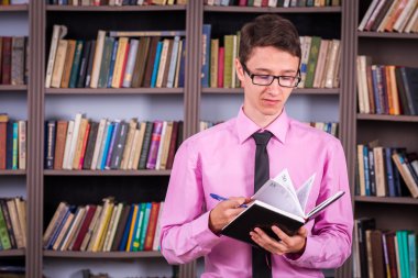 Öğrenci holding Kitap Kütüphanesi'nde
