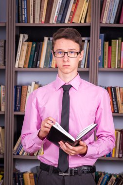 Öğrenci holding Kitap Kütüphanesi'nde